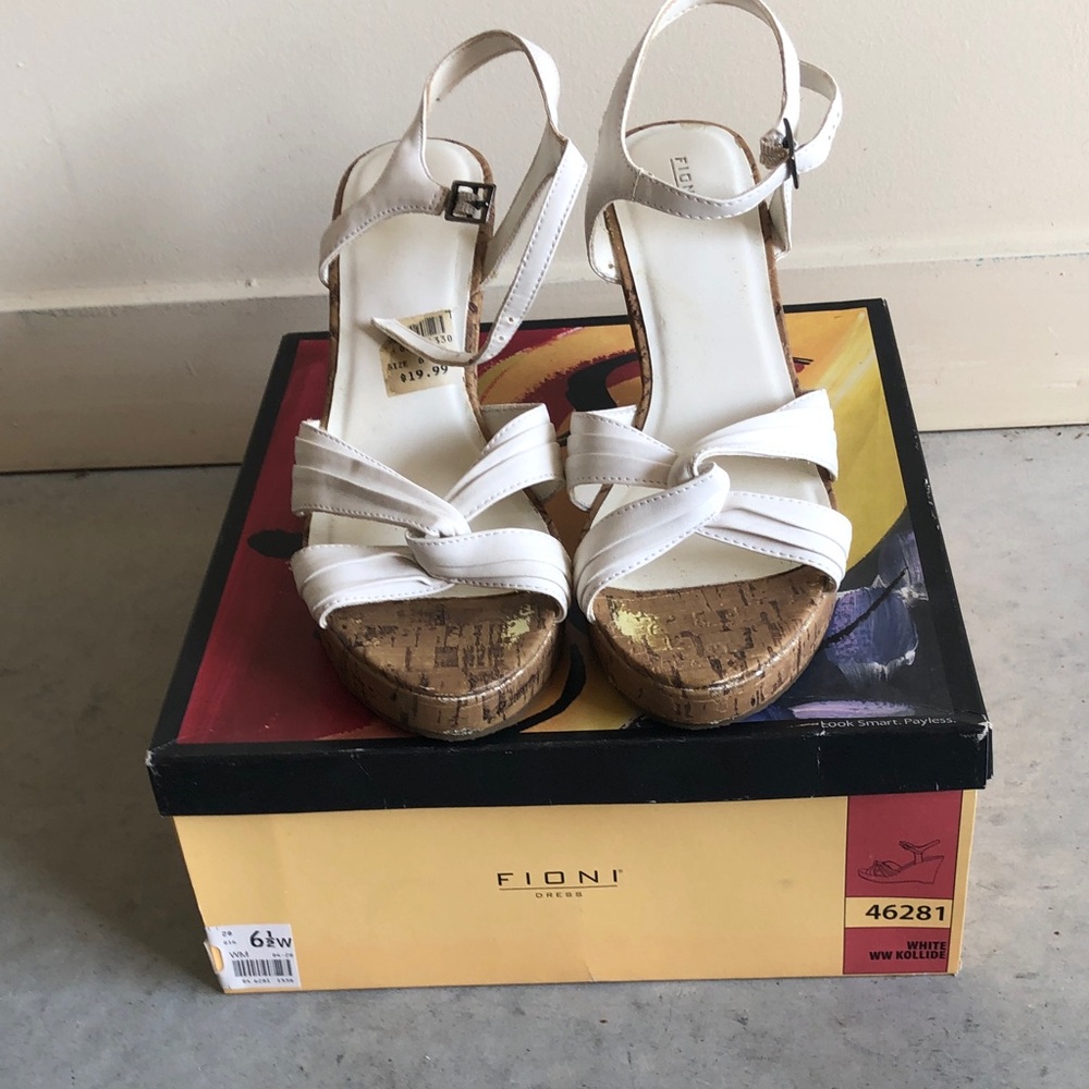 FIONI Clothing White Cork Platform Knot-Strap Sandals